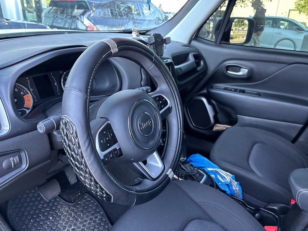 Used 2023 White Jeep Latitude image 31