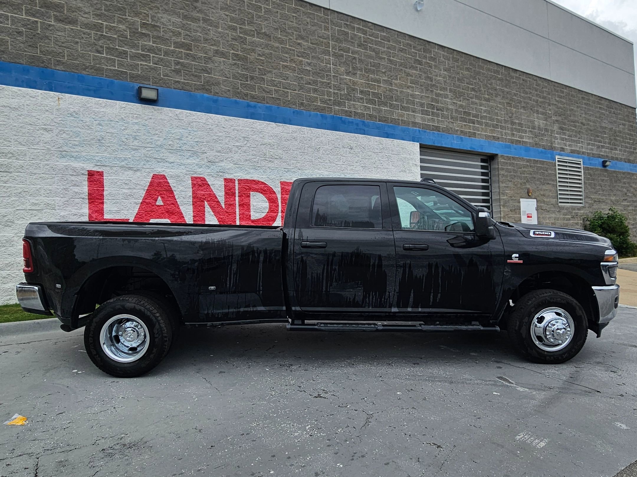 New 2026 Diamond Black Crystal Pearl-Coat Exterior Paint RAM Tradesman image 8