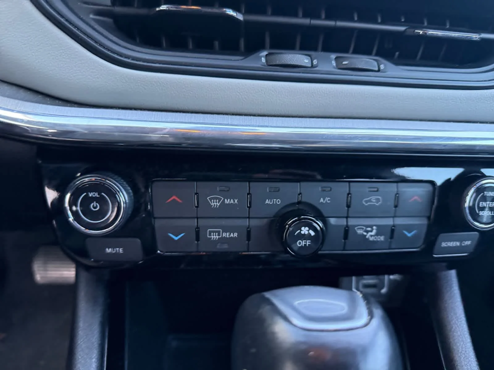 Used 2023 Bright White Clearcoat Jeep Limited image 17