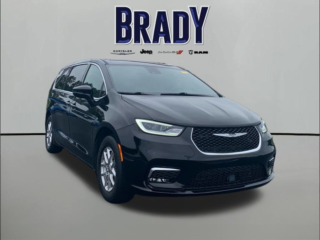 2025 Chrysler Pacifica Select's photo