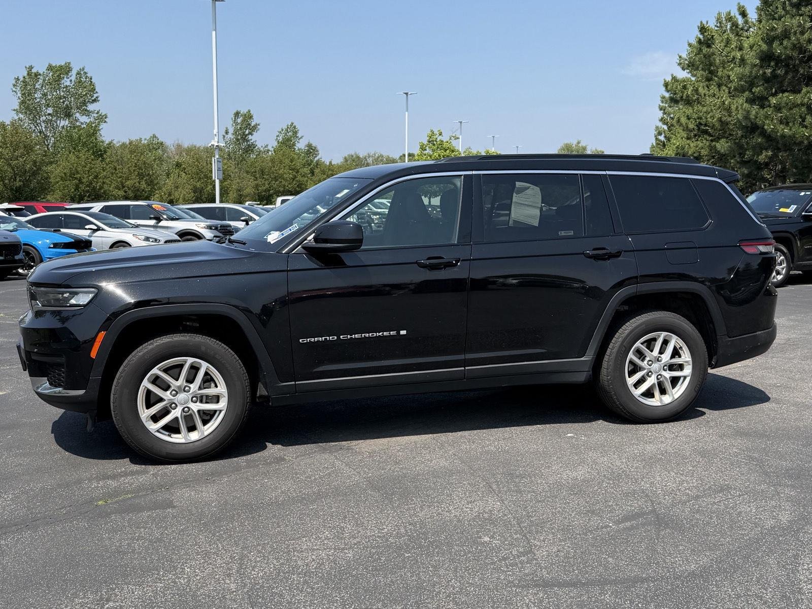 Used 2024 Diamond Black Crystal Pearlcoat Jeep Laredo image 6