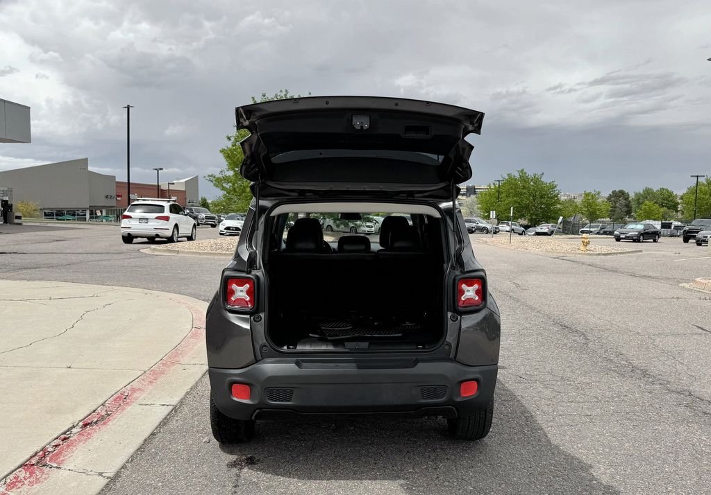 Used 2018 Gray Jeep Latitude image 8