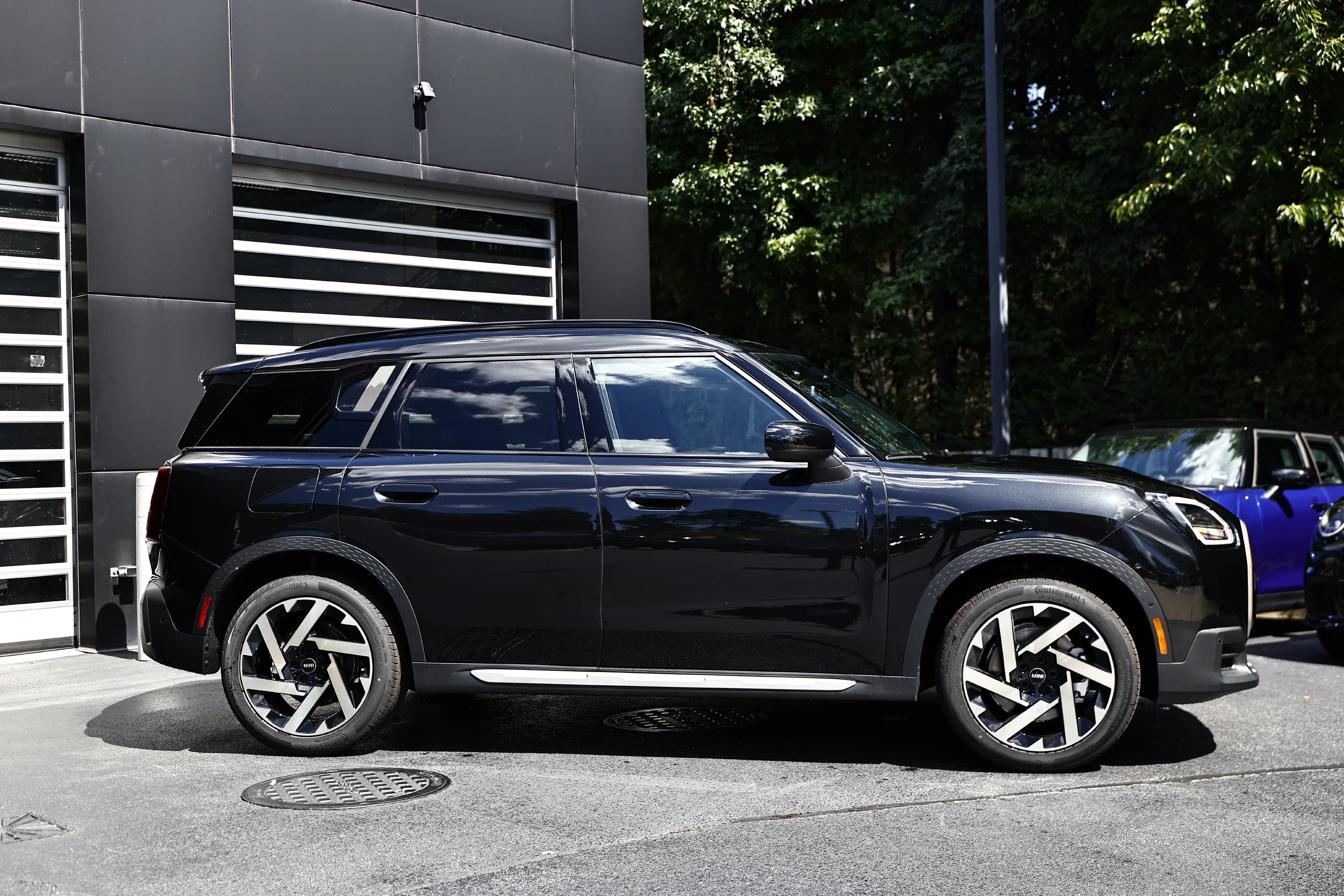 New 2027 Midnight Black MINI Signature Plus image 4