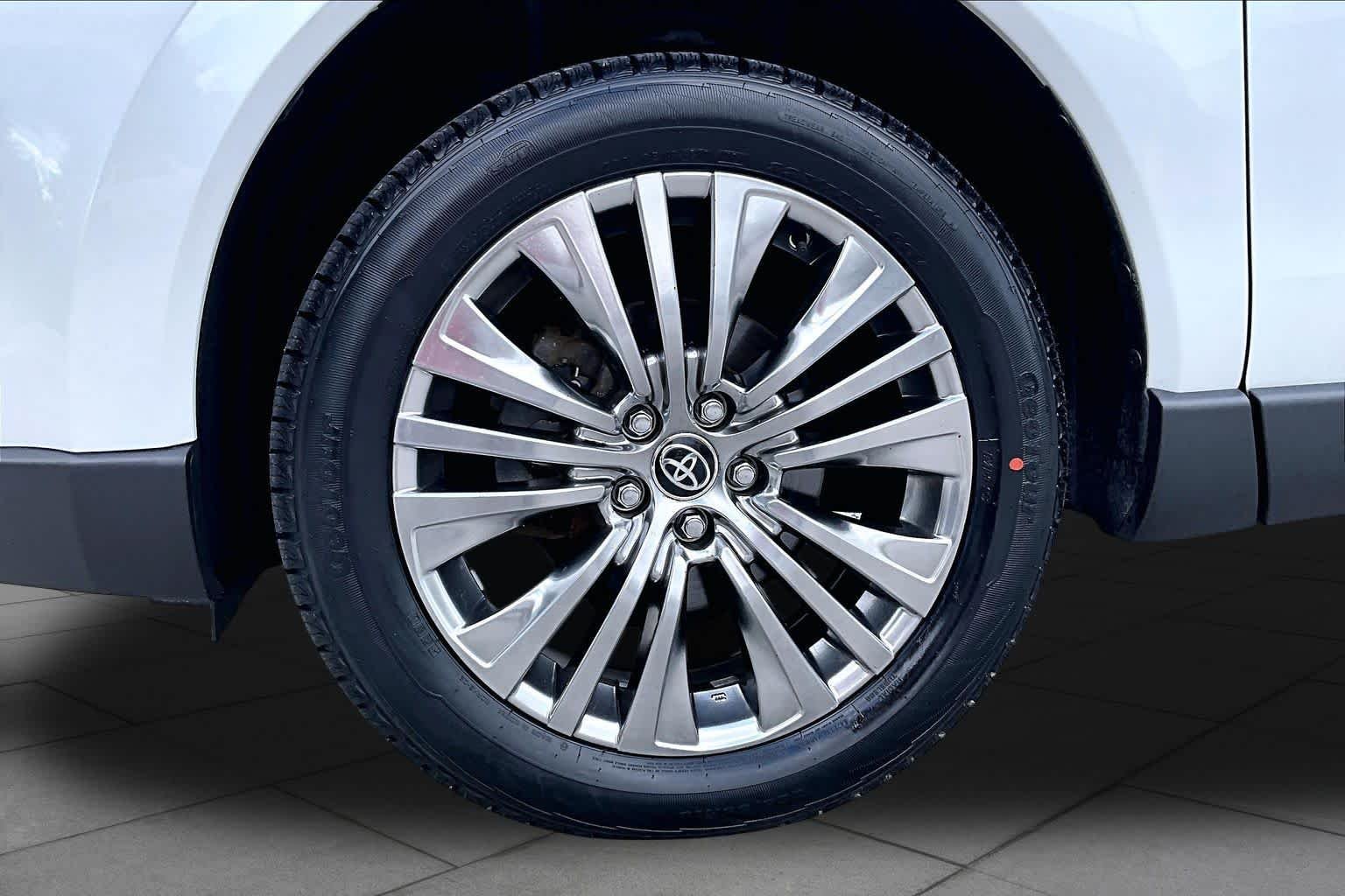 Used 2023 Wind Chill Pearl Toyota XLE image 11