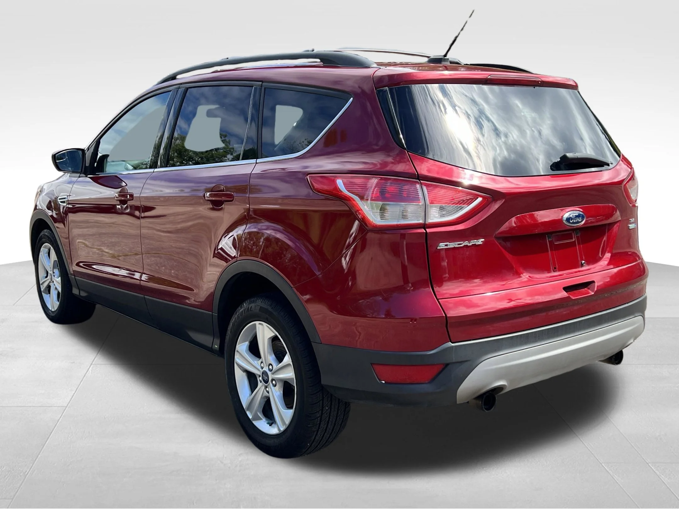 Used 2013 Ruby Red Ford SE image 9