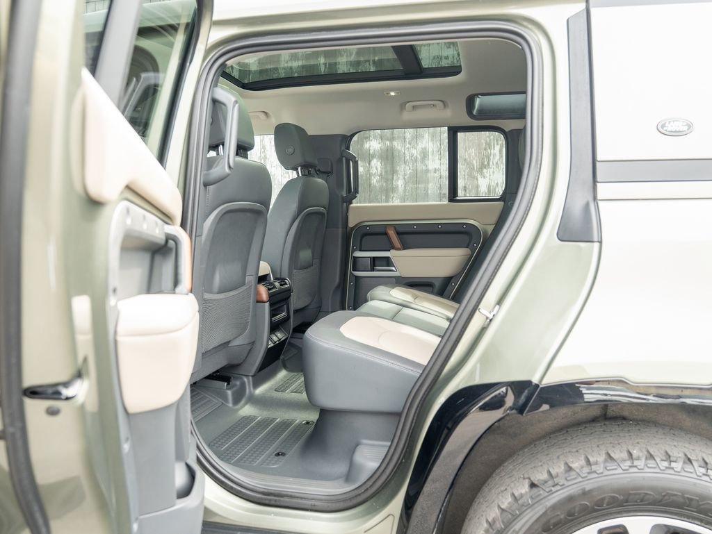 Used 2024 Green Land Rover X-Dynamic SE image 34