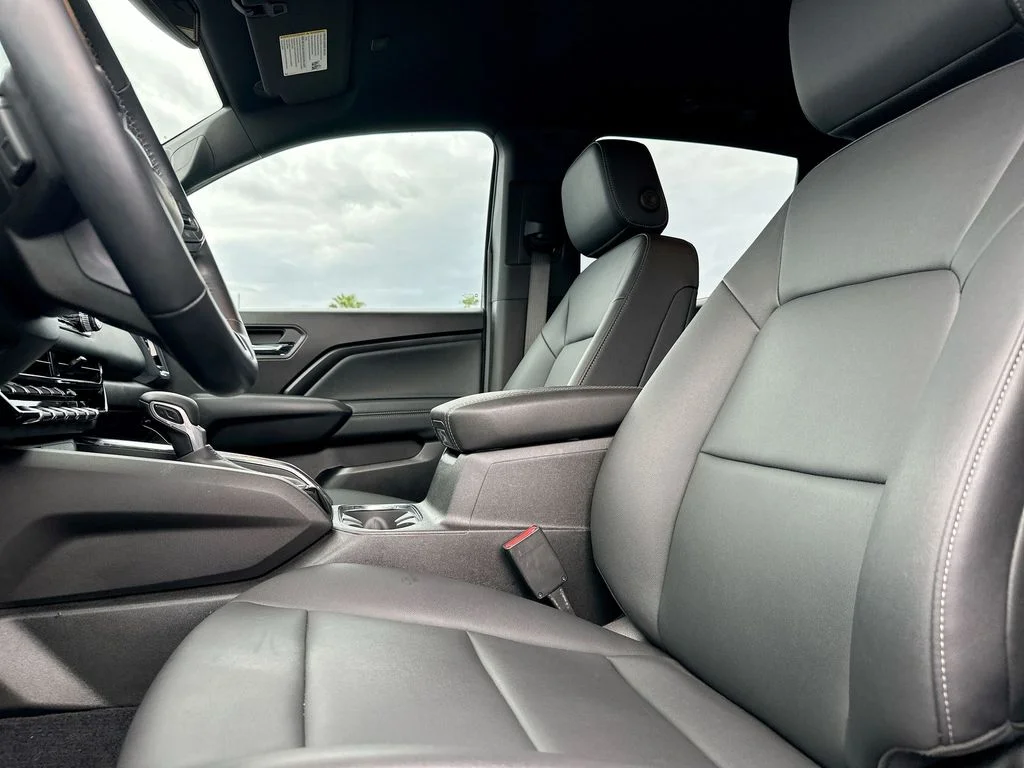 Used 2025 White GMC Elevation image 9