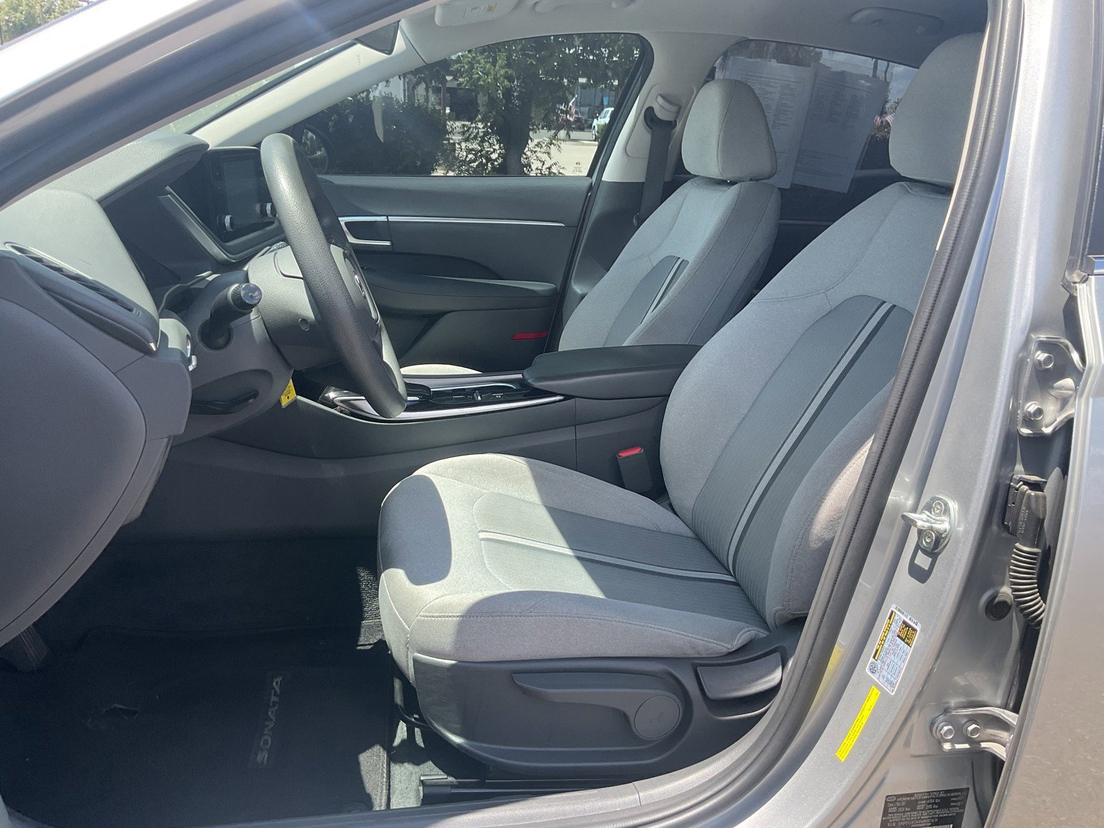 Used 2021 Shimmering Silver Pearl Hyundai SE image 12
