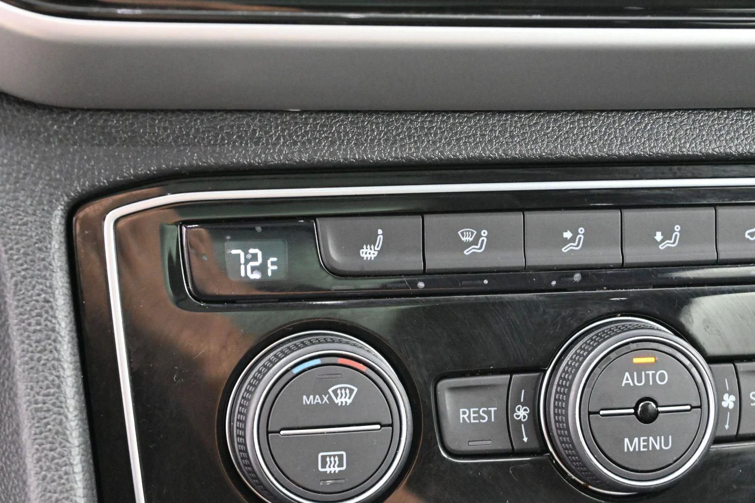 Used 2022 Pyrite Silver Metallic Volkswagen 2.0T SE w/Technology image 23