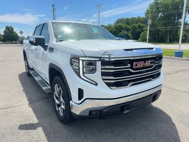 Used 2023 Summit White GMC SLT image 4