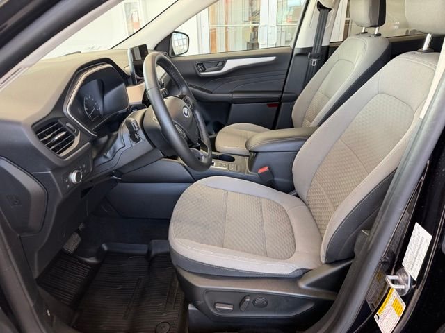 Used 2022 Black Metallic Ford SE image 19