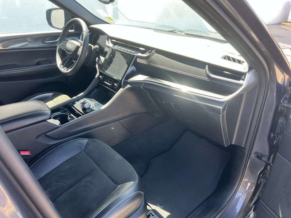 Used 2023 Metallic Jeep Altitude image 29