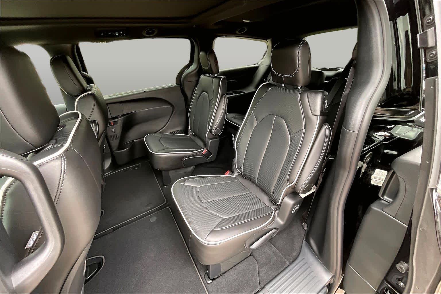 New 2027 Diamond Black Crystal Pearl-Coat Exterior Paint Chrysler Limited image 21