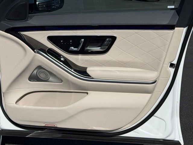 New 2026 MANUFAKTUR Moonlight White Magno Mercedes-Benz S 580 image 28