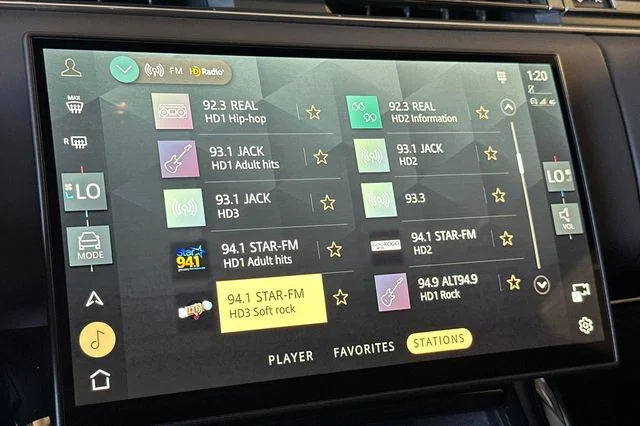New 2026 Santorini Black Land Rover Dynamic SE image 17