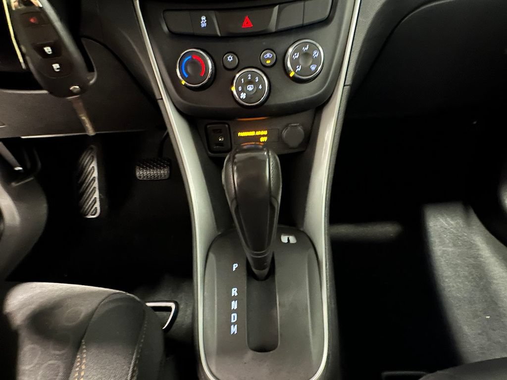 Used 2019 SUMMIT WHITE Chevrolet LS image 29