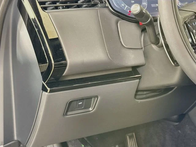 New 2026 Carpathian Gray Premium Metallic Land Rover Dynamic SE image 10