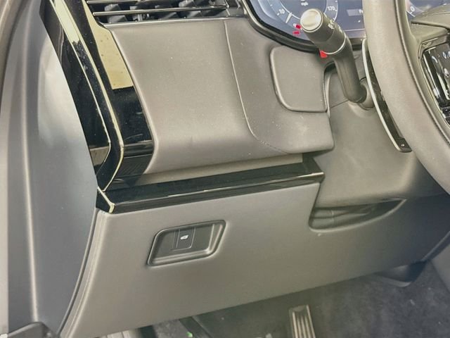 New 2026 Carpathian Grey Land Rover Dynamic SE image 10
