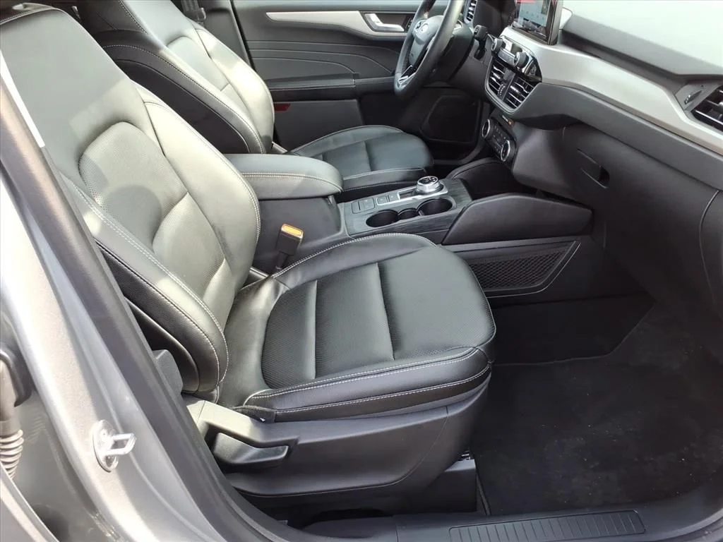 Used 2022 Silver Ford SEL image 8