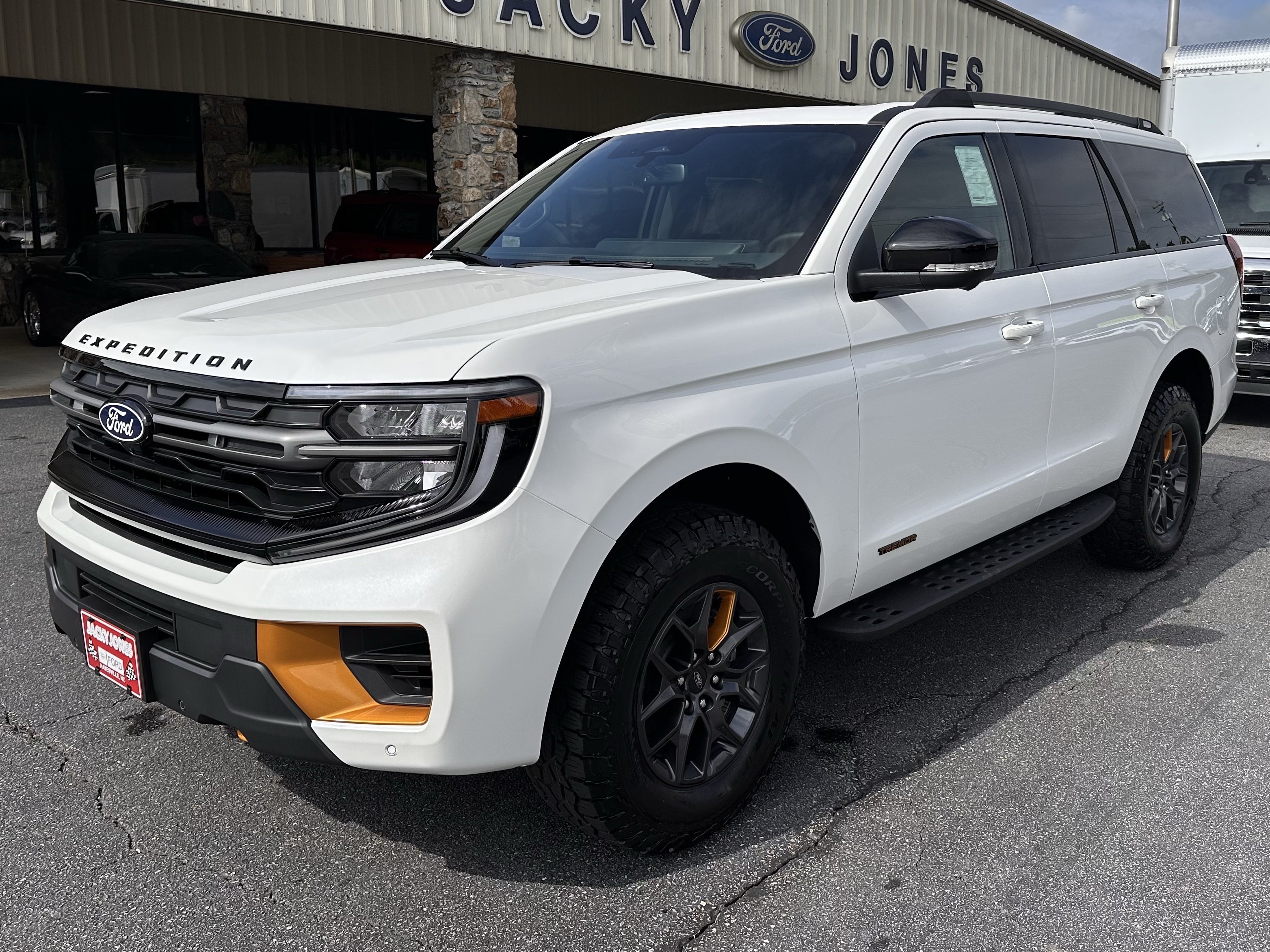 New 2027 Star White Metallic Tri-Coat Ford Tremor® image 2