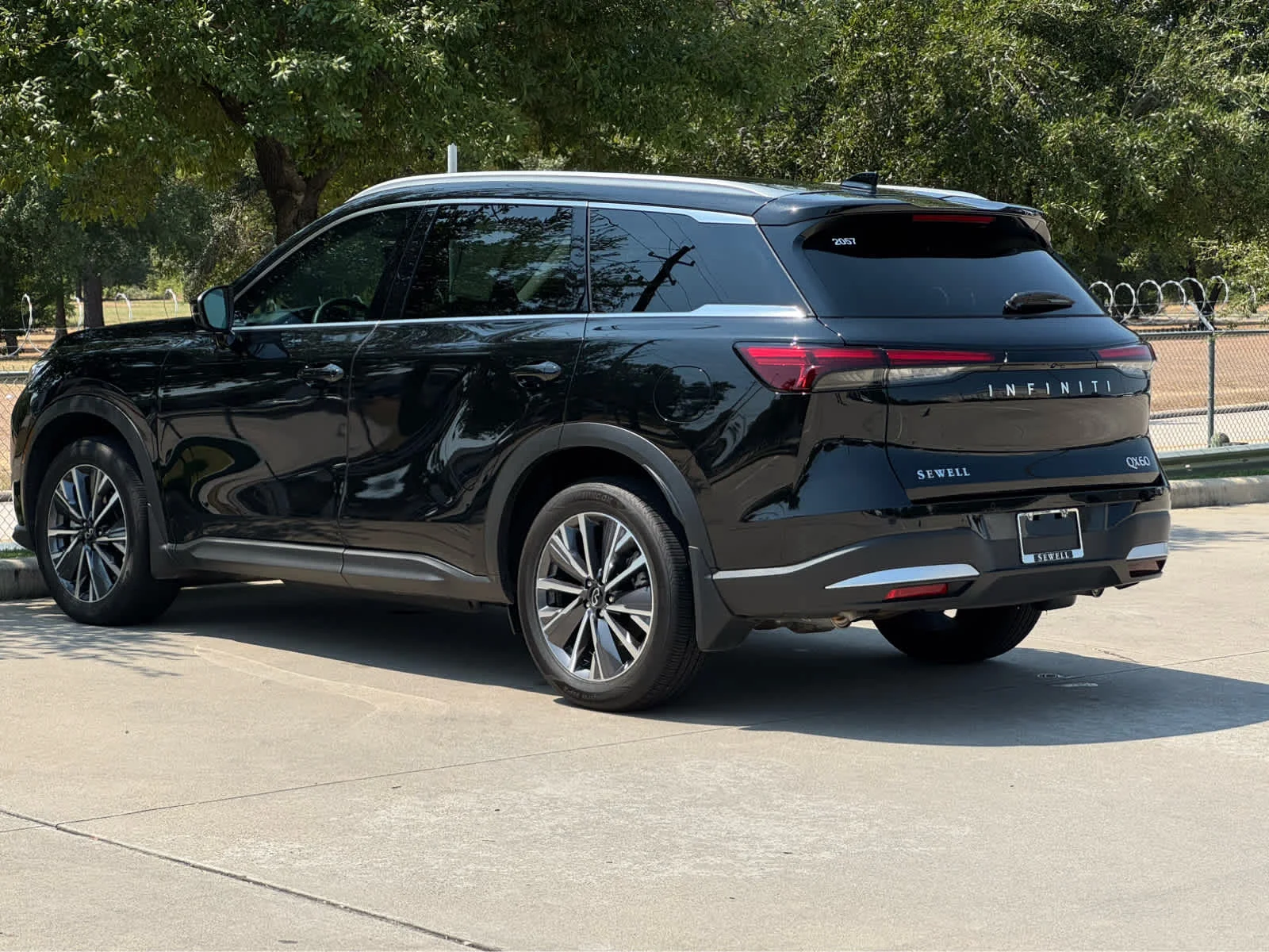 Certified Used 2027 Mineral Black INFINITI LUXE image 8