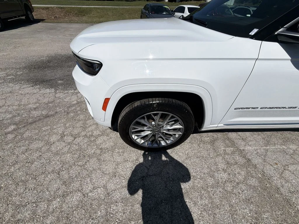 Used 2025 White/off-white Jeep Summit image 10