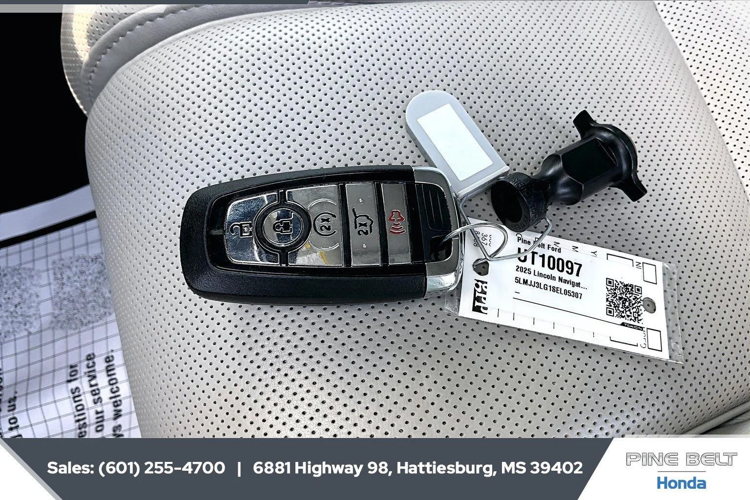 Used 2025 Gray Mist Metallic Tri-Coat Lincoln Reserve image 9