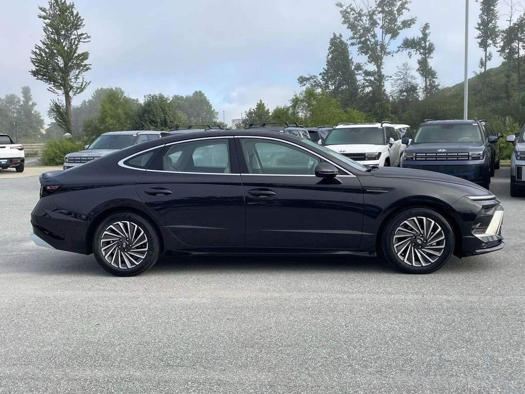 Used 2026 Carbon Blue Hyundai SEL image 32