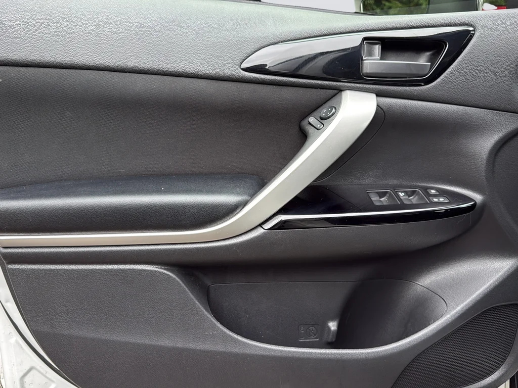 Used 2020  Mitsubishi LE image 17