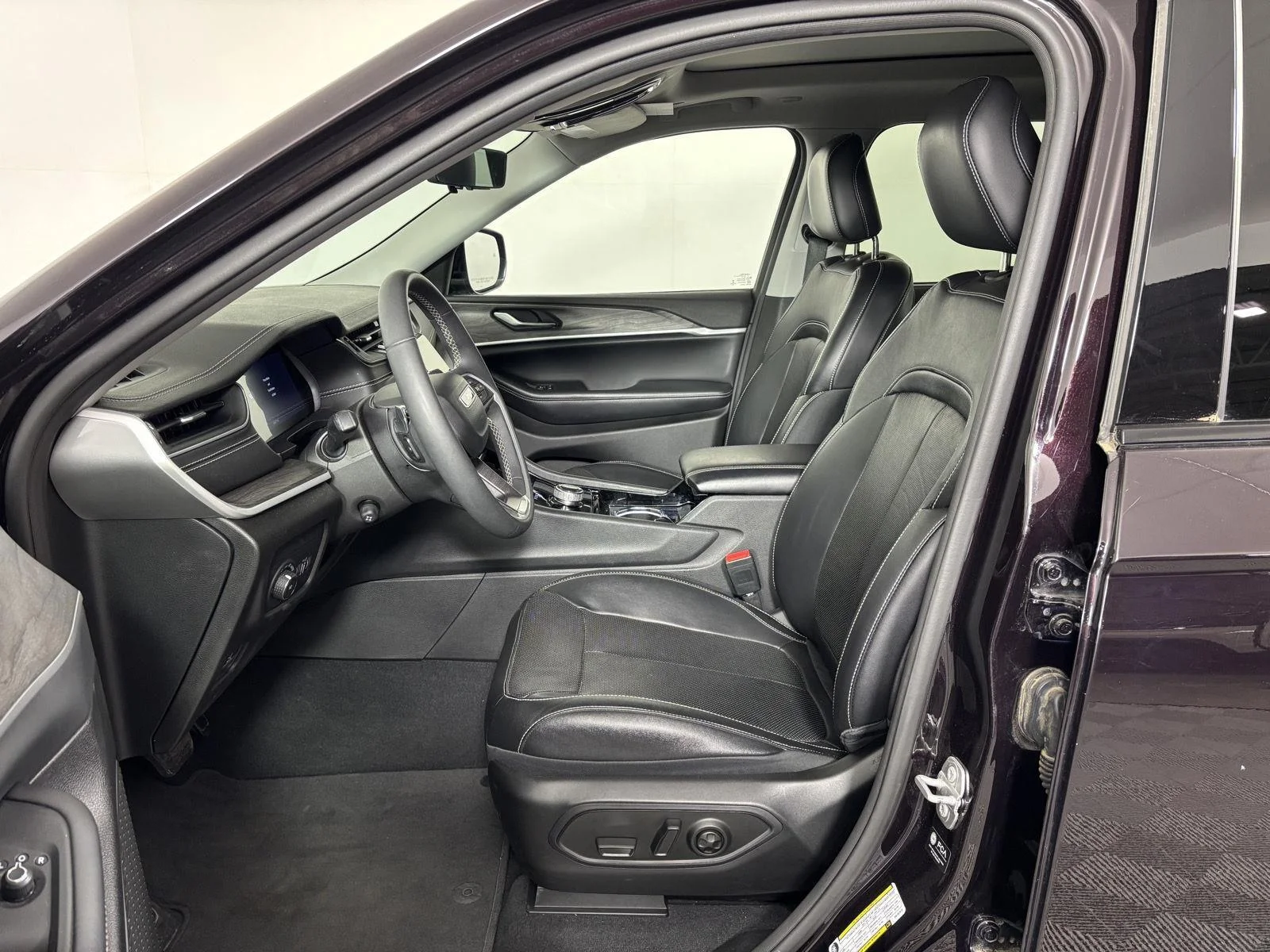 Used 2023 Ember Pearlcoat Jeep Limited image 12