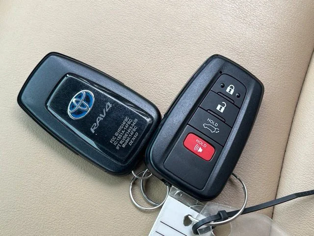 Used 2021  Toyota XLE Premium image 61