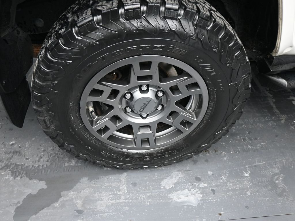 Used 2020 White Toyota Venture image 13