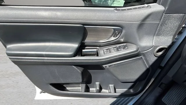 Used 2025  Ford Platinum image 17