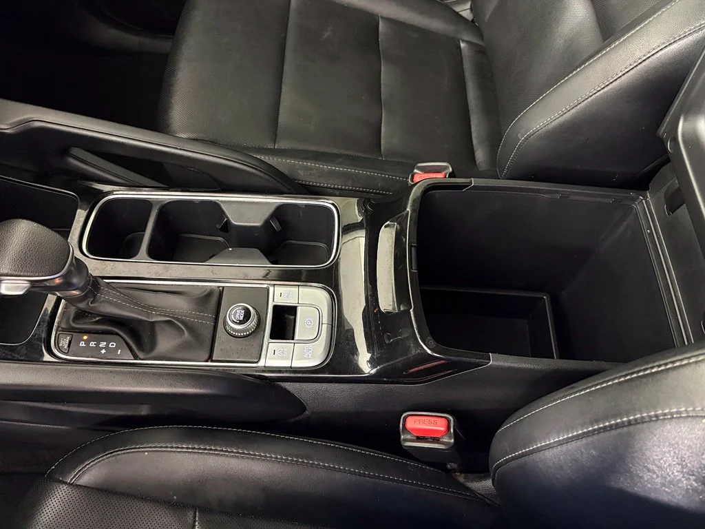 Used 2022 White Kia LX image 30