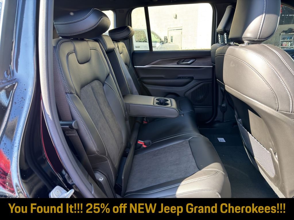 New 2026 Diamond Black Crystal Pearl-Coat Exterior Paint Jeep Altitude image 28