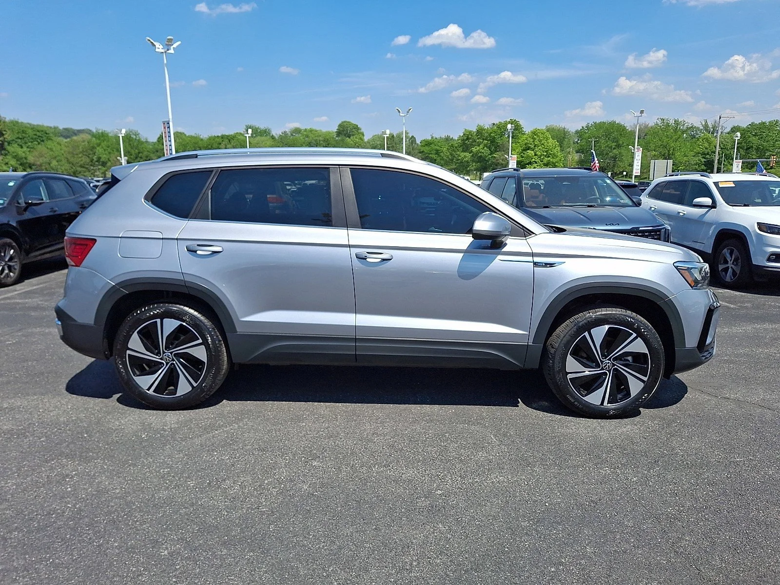 Certified Used 2024 Pyrite Silver Metallic   K2k2 Volkswagen SE image 8