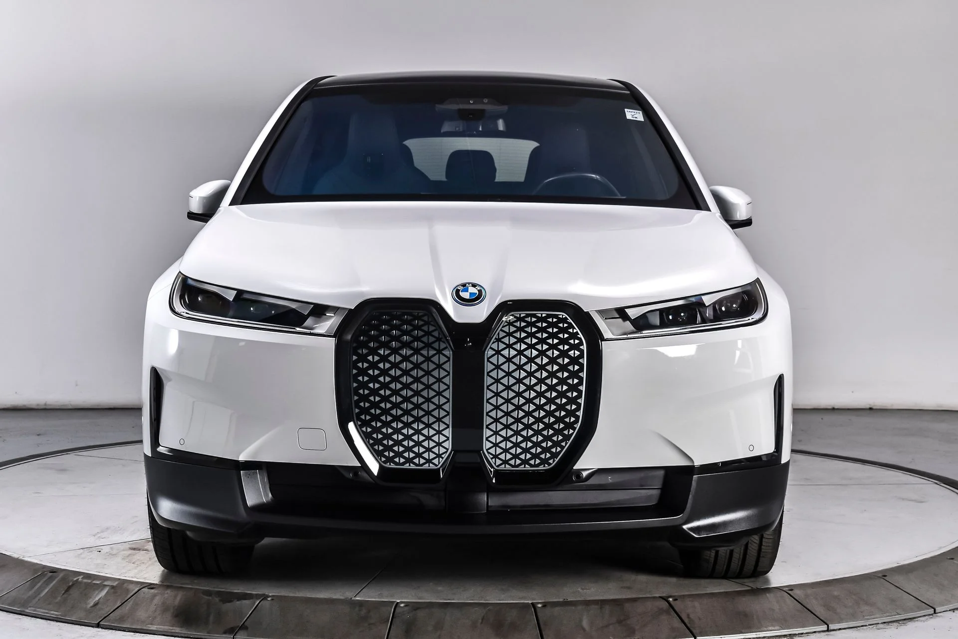 Used 2024 Alpine White BMW xDrive50 image 9