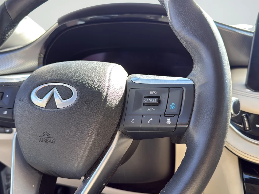 Used 2022 White INFINITI LUXE image 14