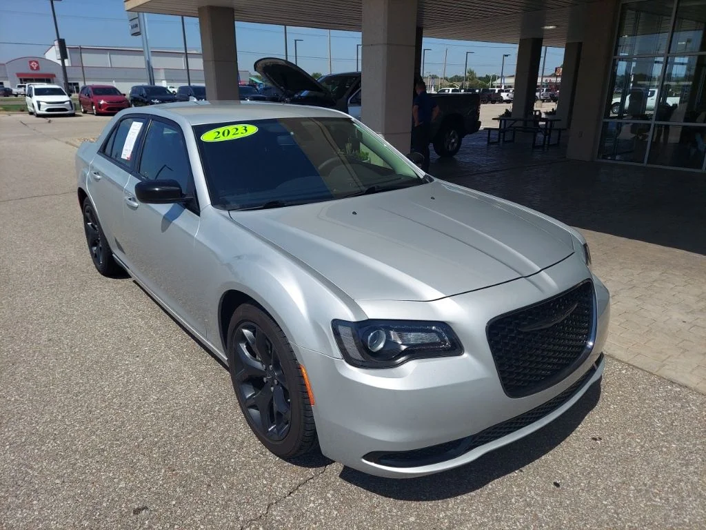 2023 Chrysler 300 Touring's photo