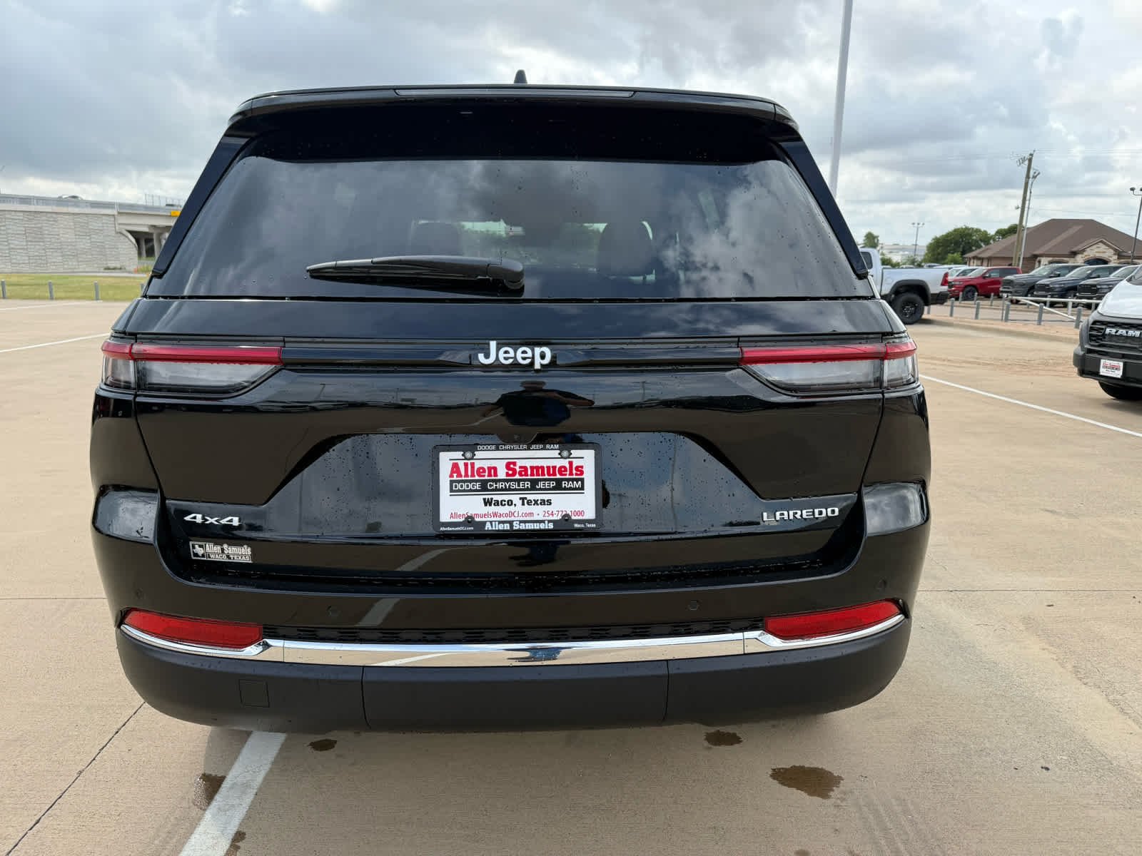 New 2026 Diamond Black Crystal Pearl-Coat Exterior Paint Jeep Laredo image 9