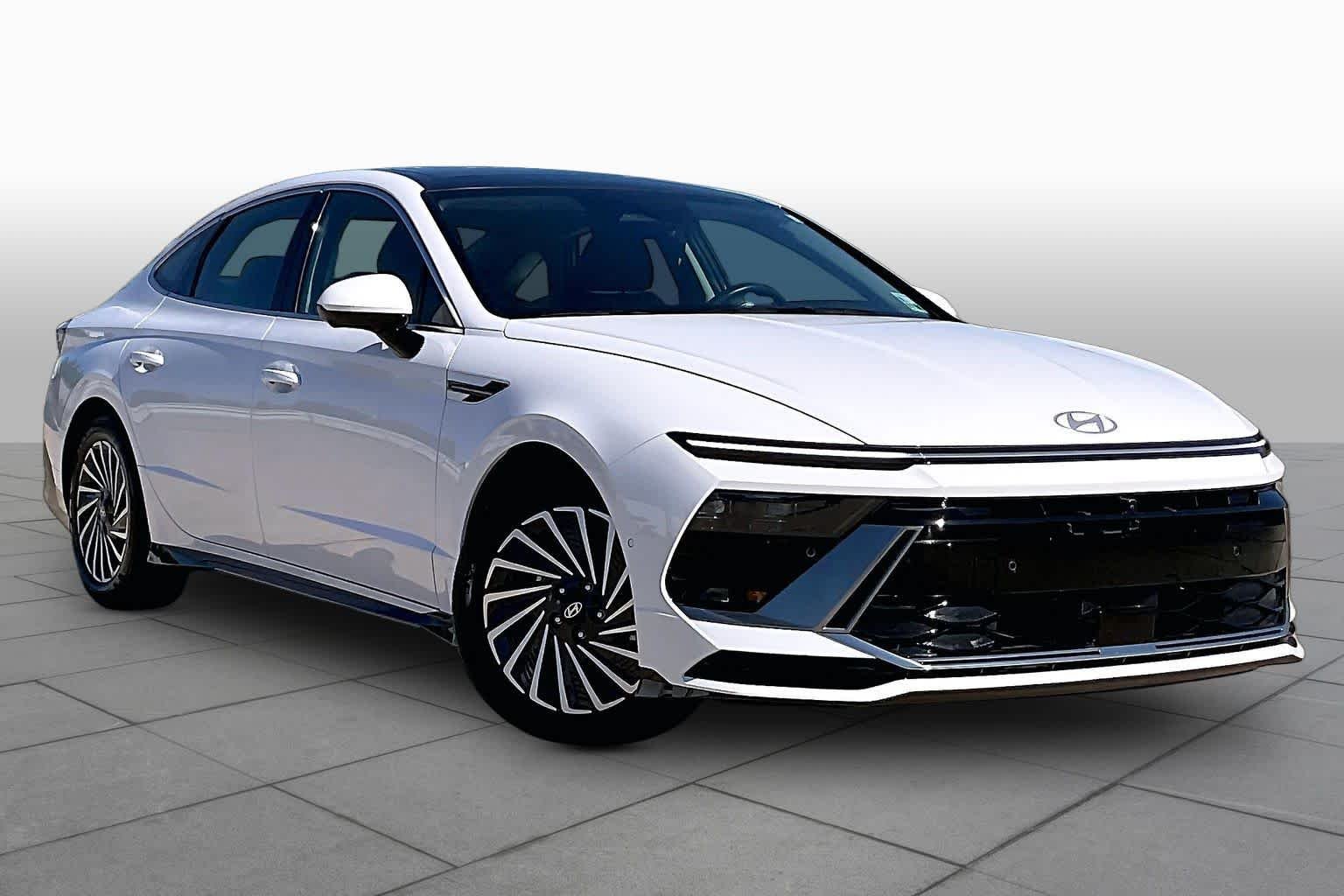 Used 2025 Serenity White Hyundai Limited image 3