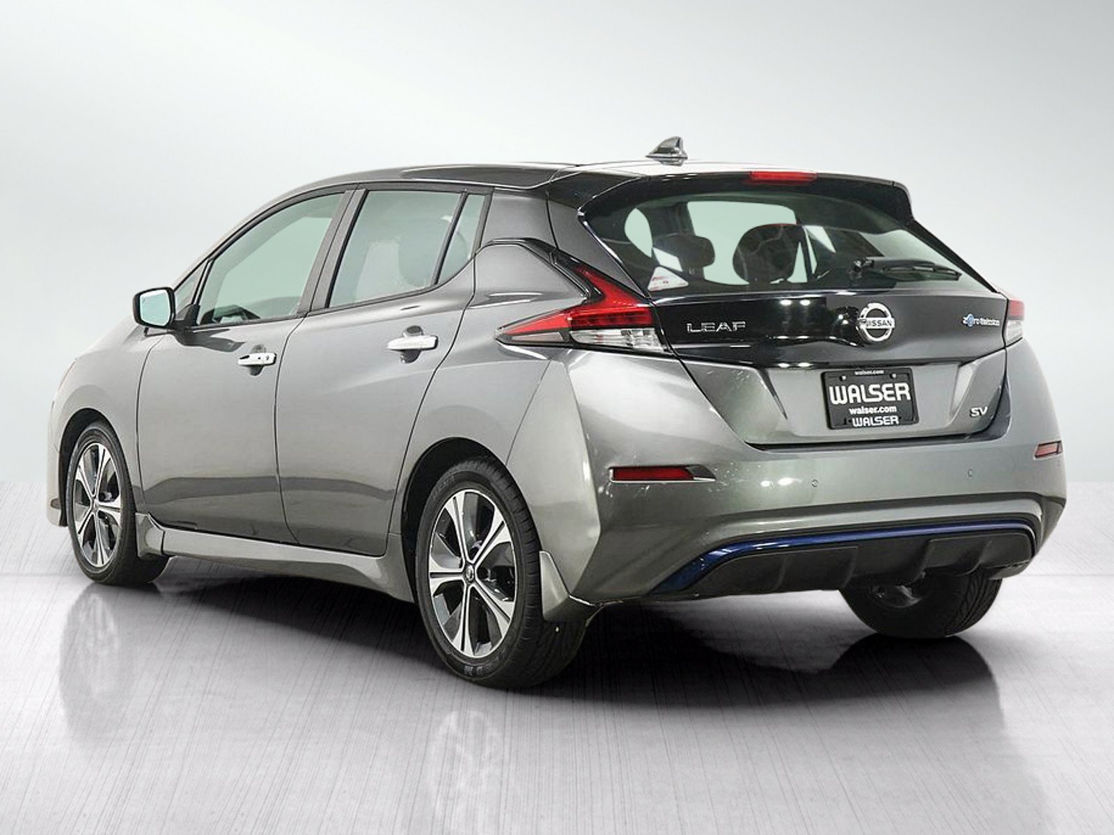 Used 2020 Gun Metallic Nissan SV Hatchback image 4