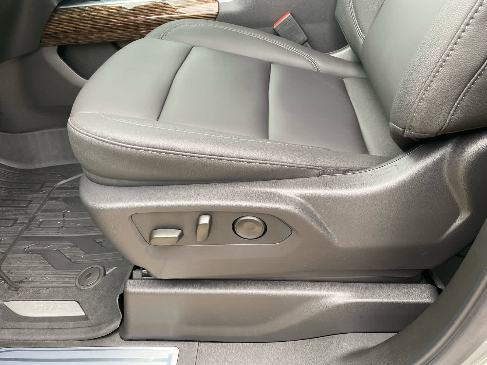 New 2026 Sterling Metallic GMC Elevation image 9