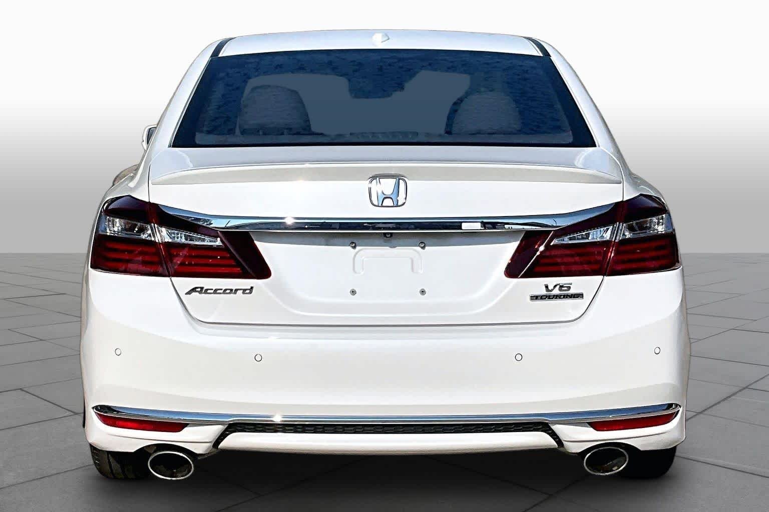 Used 2017 White Orchid Pearl Honda Touring image 5