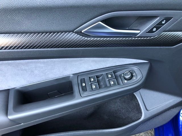 Used 2025  Volkswagen 2.0T image 22