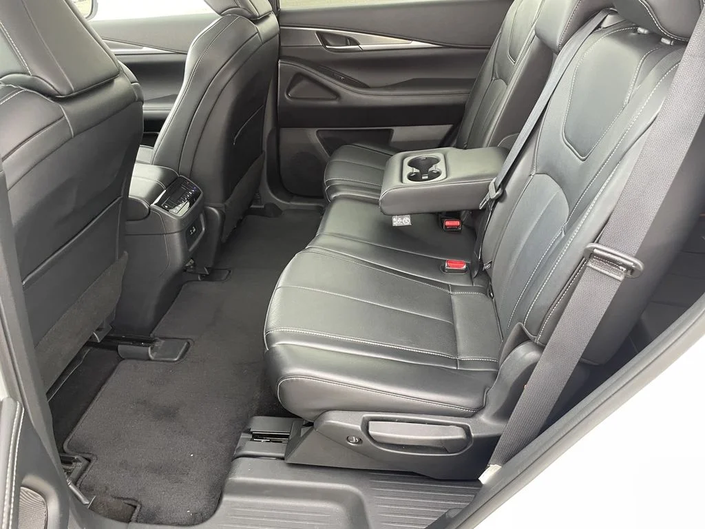 Used 2025 Majestic White INFINITI LUXE image 11
