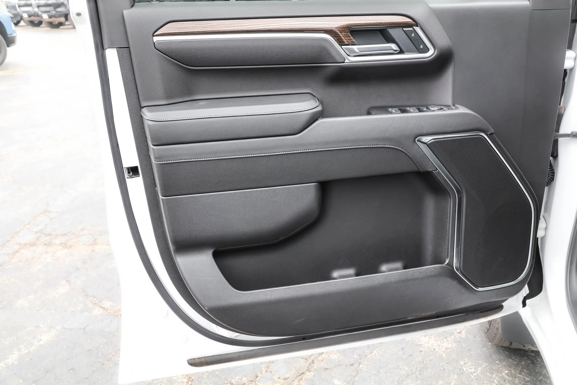 New 2025 Summit White Chevrolet LT (2FL) image 33