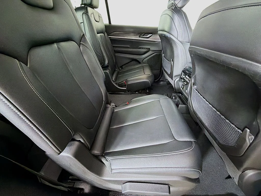 Used 2024 Metallic Jeep Limited image 27