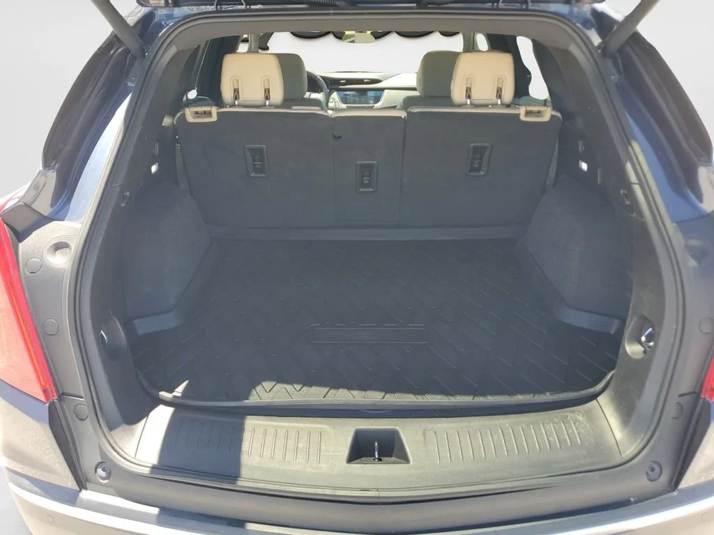 Used 2018 HARBOR BLUE METALLIC Cadillac FWD image 9