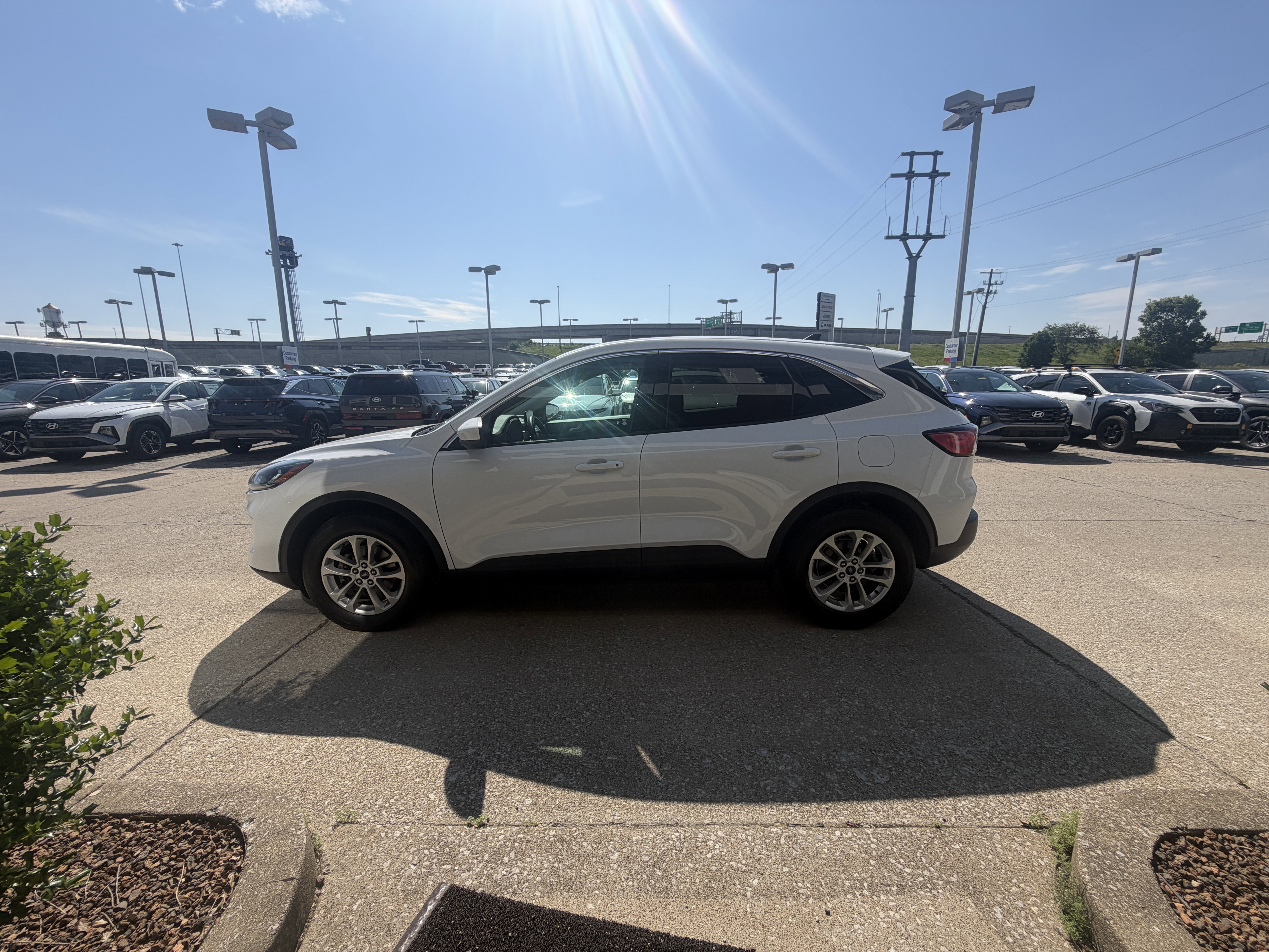 Used 2021 Oxford White Ford SE image 14